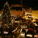 Weihnachtsmarkt der Stadt Trier aus luftiger Höhe, links ist der große geschmückte Weihnachtsbaum dominant im Bild