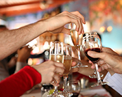 Gruppe beim gemütlichen Weintrinken in geselliger Runde